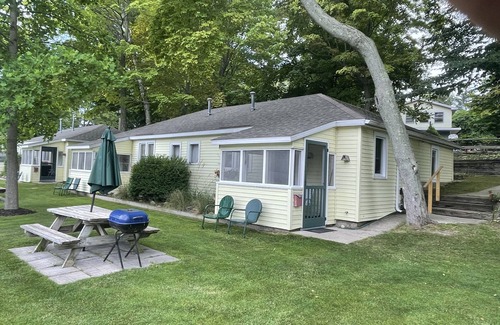 Ludington Cottage | Cozy Cottage 4: Lake View Retreat Near Hamlin Lake