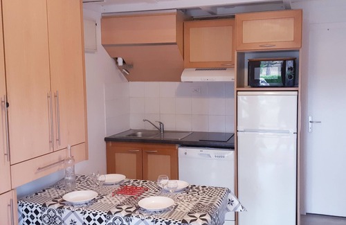 Leon Cottage | Cozy Cottage for 4 in Léon with Oceanfront Pool Access