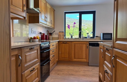 Roundstone Cottage | Cottage 486 - Roundstone - sleeps 6 guests in 3 bedrooms