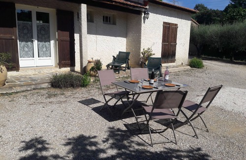 Bormes-Les-Mimosas House | Charming Cottage Amidst Vineyards, Steps from the Sea
