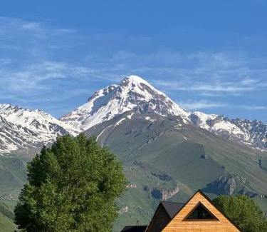 Kazbegi Apartment | Guest Rated 9.7: Cottage AISI with Family-Friendly Amenities
