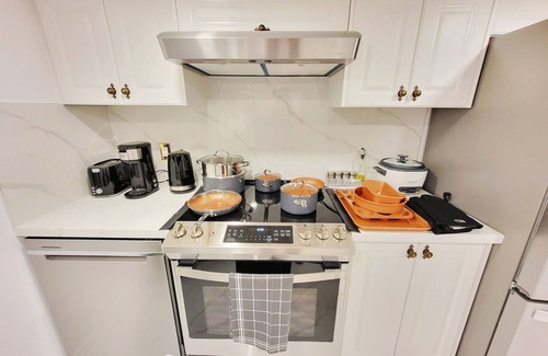 East Credit House | Inviting Home with Oasis Garden in Mississauga, Ontario