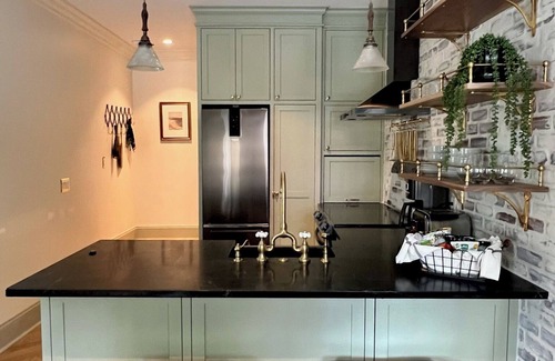 Metropolitan House | Pet-Friendly Cottage at Verdant House in Starland Arts District