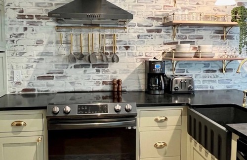 Metropolitan House | Pet-Friendly Cottage at Verdant House in Starland Arts District