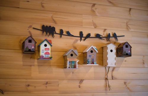 Bourbourg Ski Chalet | Cozy Cottage Around the Pond: Pet & Child Friendly Retreat