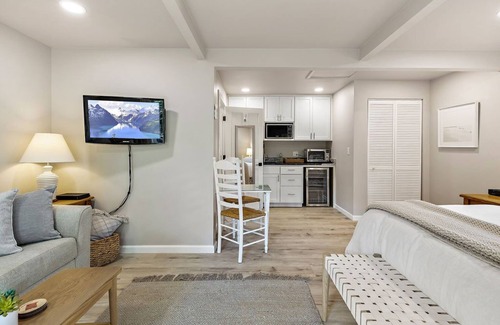 Jacksonville Cottage | Cozy Cottage B with Private Patio & Breakfast Included