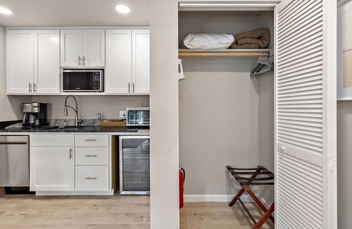Jacksonville Cottage | Cozy Cottage B with Private Patio & Breakfast Included