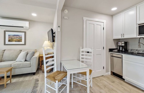 Jacksonville Cottage | Cozy Cottage B with Private Patio & Breakfast Included