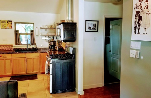 Holly House | Cozy Cottage by Lady Bird Lake with Kitchen Access