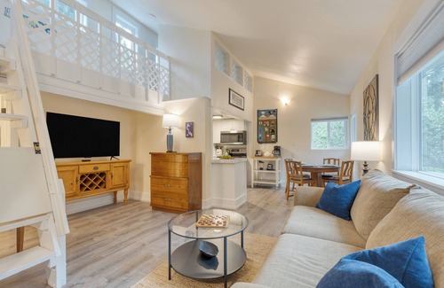 Freeland House | Cottage By The Bay by AvantStay | 0.5mi to Beach!