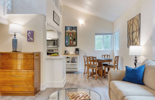 Freeland House | Cottage By The Bay by AvantStay | 0.5mi to Beach!