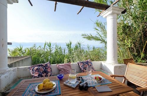 Procida Apartment | Cottage by the sea surrounded by greenery