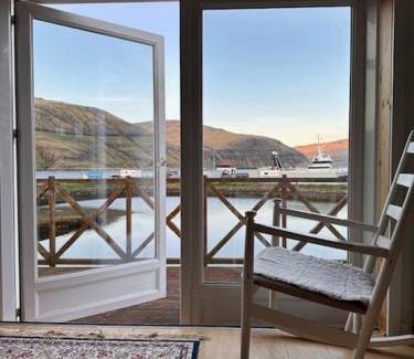 Vestmanna House | Cottage by the waterfront