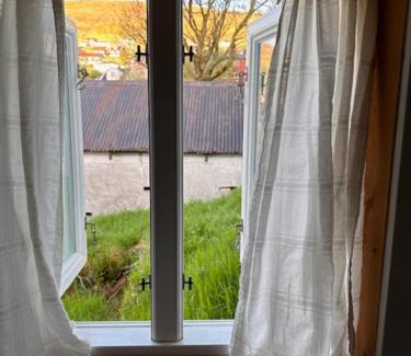Vestmanna House | Cottage by the waterfront