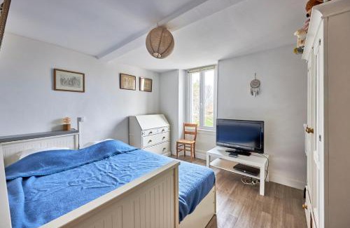 Courseulles-sur-Mer House | Cozy Cottage Côté Mer - Steps from the Beach & Pet Friendly