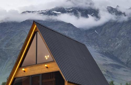Gergeti Ski Chalet | Top-Rated Cottage Carpe Diem with Cozy Fireplace & Breakfast