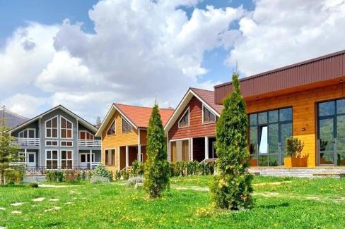Dilijan Hotel | Explore COTTAGE CHALET: Family-Friendly with Pool & Tours