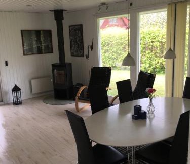Hasmark Strand House | Cozy Cottage Just 150m from Hasmark Beach, Pet Friendly