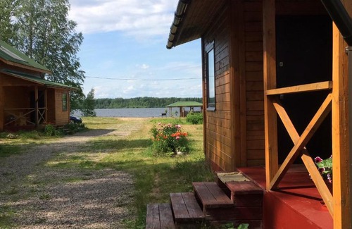 Svir'Stroyskoe House | Pet-Friendly Cottage Complex with Oceanfront Views