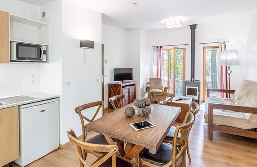 Eppe-Sauvage Cabin | Cozy Cottage for 7 with Private Terrace and Kitchen