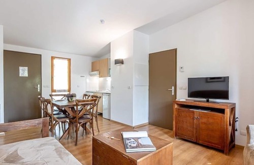Eppe-Sauvage Cabin | Cozy Cottage for 7 with Private Terrace and Kitchen