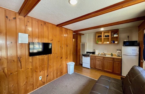 Oscoda Cottage | Pet-Friendly Cottage Cove with Ocean and Lake Views