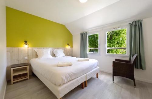 Danestal House | Cozy Cottage for 6 with Private Terrace & Poolside Fun