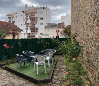 Limoges House | Cozy Cottage de Noëlle: Family-Friendly with Breakfast Included