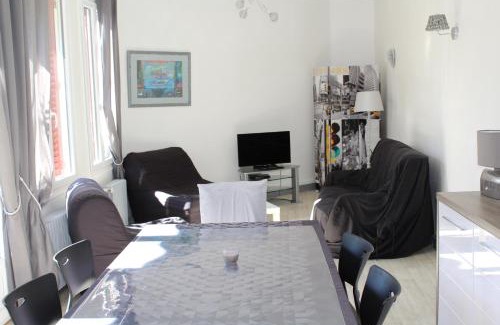 Limoges House | Cozy Cottage de Noëlle: Family-Friendly with Breakfast Included