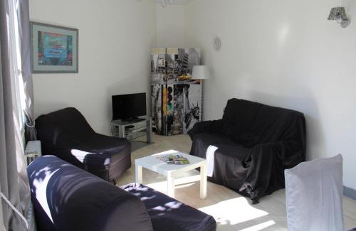 Limoges House | Cozy Cottage de Noëlle: Family-Friendly with Breakfast Included