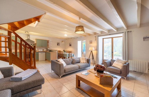 La Vraie-Croix House | Cozy Cottage 'Domaine De Lestroué' with Pool & Terrace