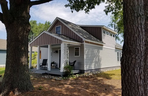 St. Michaels Cottage | Cozy Cottage Retreat on a Serene Downtown Street