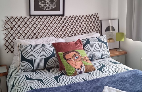 Waterlooville House | Beachside Retreat: Family-Friendly with Pool Access