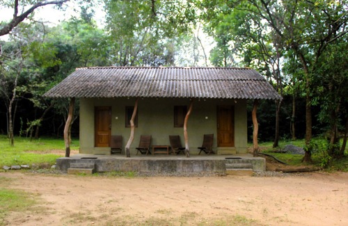Habarana Cabin | Cozy Cottage for 2 at Eagles Wing's GuestHouse