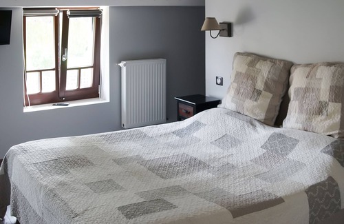 Solre-le-Chateau Bed & Breakfast | Spacious Cottage for 8 Near Valjoly - Family-Friendly Stay
