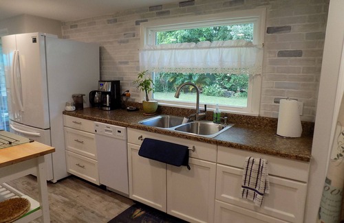 Ridge Wood Heights Cottage | Cozy Cottage Steps from the Beach with Spa and Hot Tub