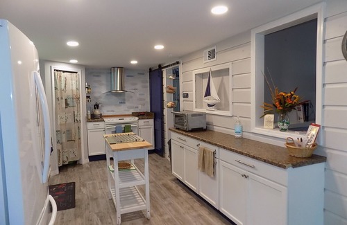 Ridge Wood Heights Cottage | Cozy Cottage Steps from the Beach with Spa and Hot Tub