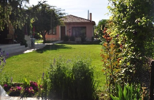 Santibanez del Val Cottage | Inviting Cottage Retreat: The Garden of Manuela for 4