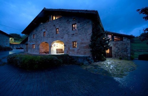 Iurreta Cottage | Spacious Caserio Otalora Cottage Rental for 15 Guests