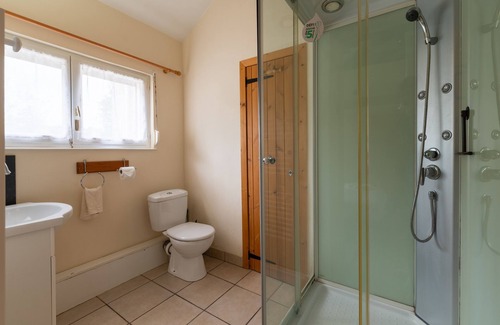 Quistinic House | Relaxing Stay at Gîte L'Hirondelle with Pool & Ocean View