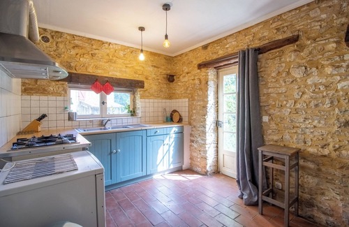 Degagnac House | Cozy Gite Lune: Shared Pool, Private Terrace & Wi-Fi