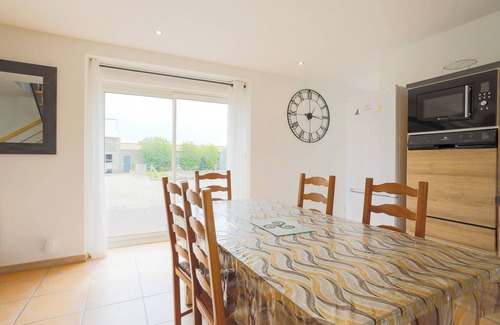 Andel House | Gite Ville Marie: Private Terrace, Shared Garden & Wi-Fi