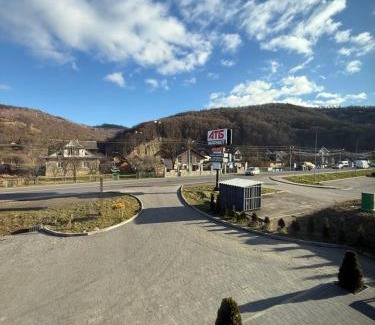 Yaremche Cabin | Cozy Cottage Gutsulia: Pet-Friendly Retreat with Pool