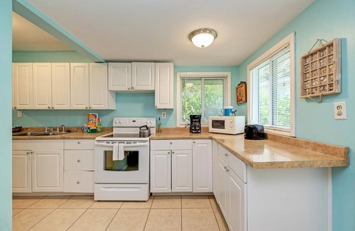 Bradenton Beach House | Cottage Haven: Steps to Beach with Spa and Ocean Views