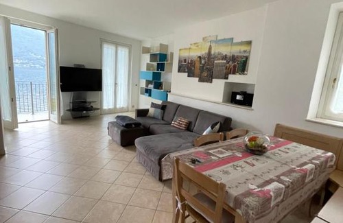 Dervio House | Lakefront Cottage il Cigno with Hot Tub & 9.9/10 Rating