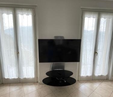 Dervio House | Lakefront Cottage il Cigno with Hot Tub & 9.9/10 Rating
