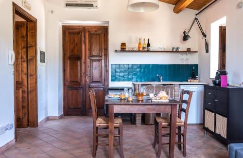 Caltagirone House | Charming Cottage Surrounded by Vineyards with Ocean Views