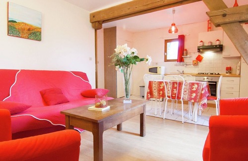 Bourgnac Cottage | Pet-Friendly Cottage in Bourgnac with Relaxing Bubble Bath