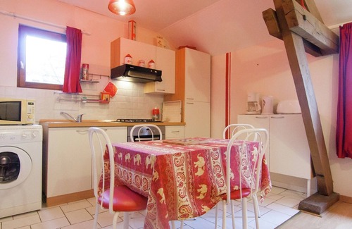 Bourgnac Cottage | Pet-Friendly Cottage in Bourgnac with Relaxing Bubble Bath