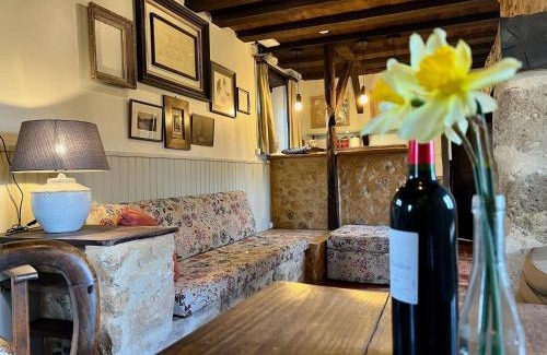 Les Eyzies House | Tranquil Cottage in Les Eyzies with Pool & Pet Friendly
